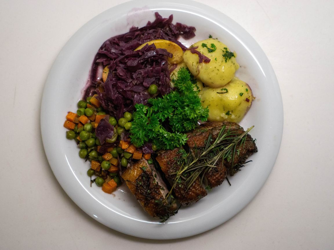 Картофель на тарелке с рыбой и салатом