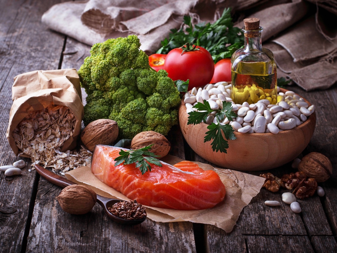 Красная рыба на столе с овощами и фасолью 