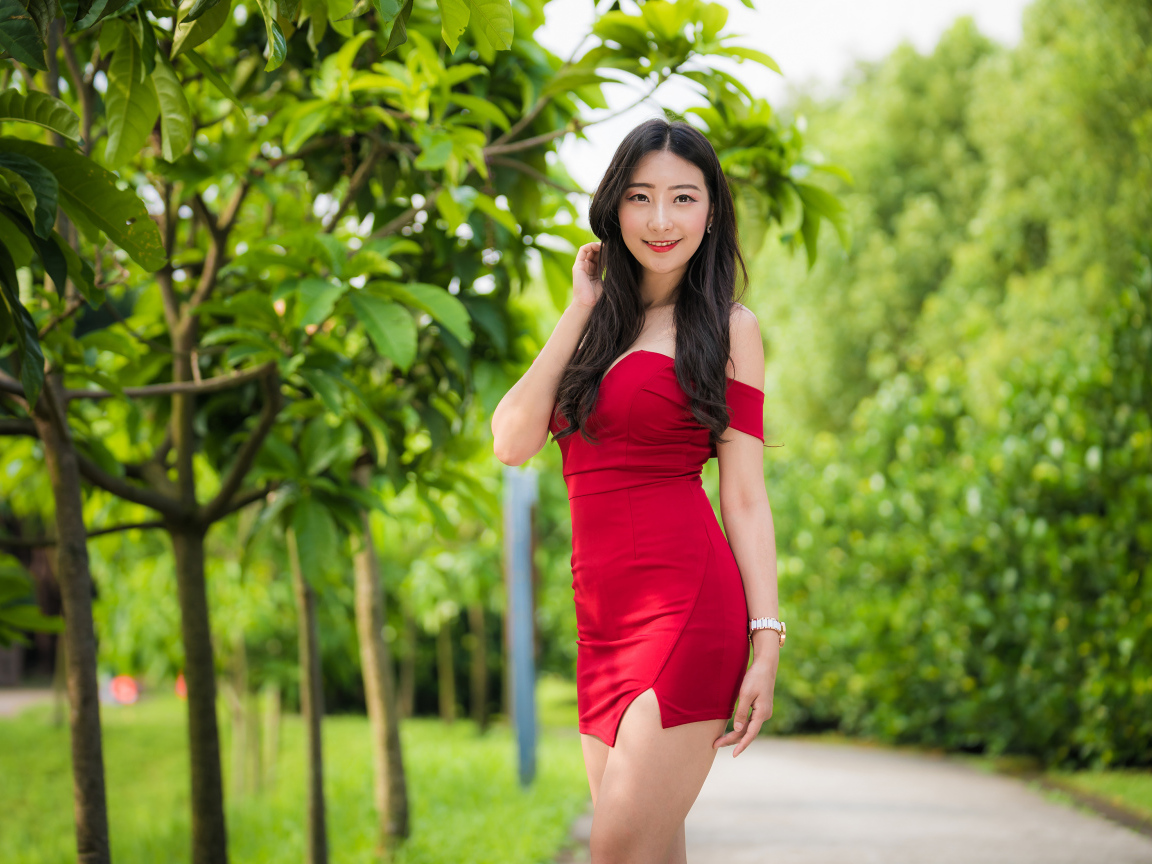 Красивая азиатка в красном коротком платье 