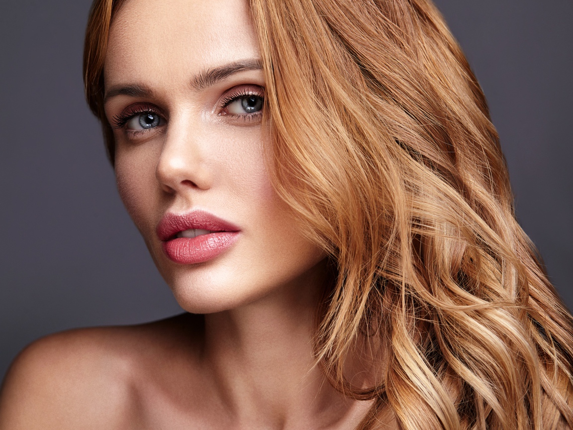 Красивые голубые глаза у длинноволосой девушки