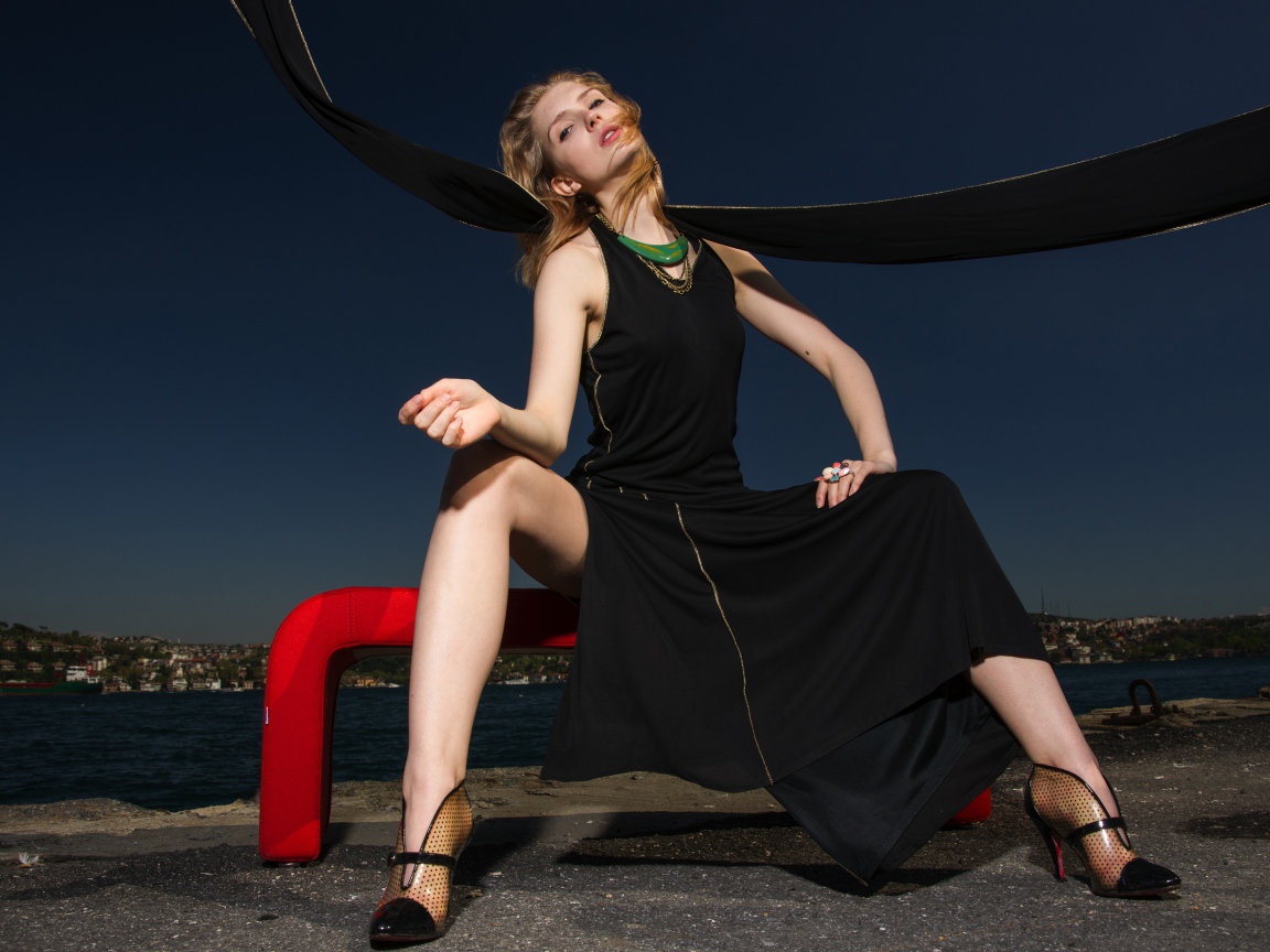 Красивая девушка в черном платье в сумерках