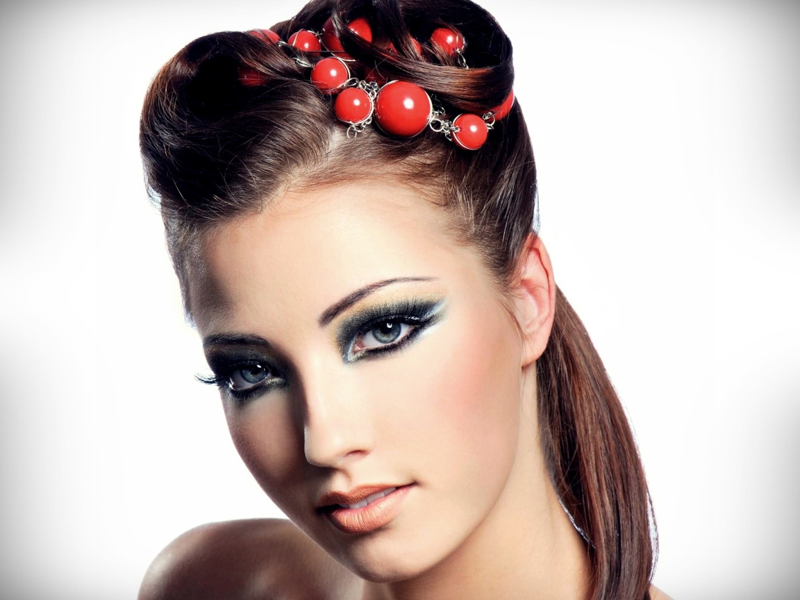 Красивая девушка с украшением в волосах на сером фоне 