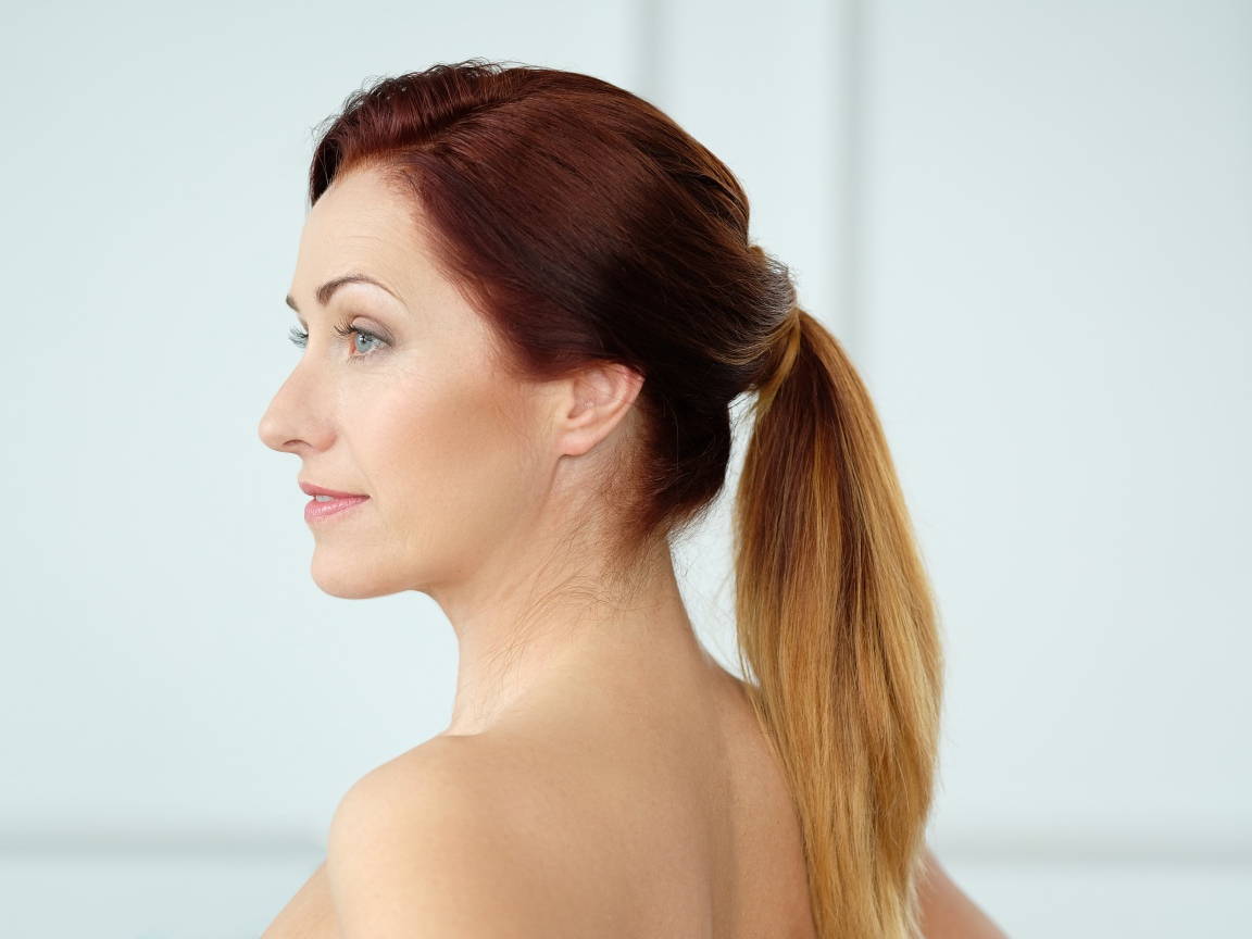 Голубоглазая женщина с хвостом на голове 