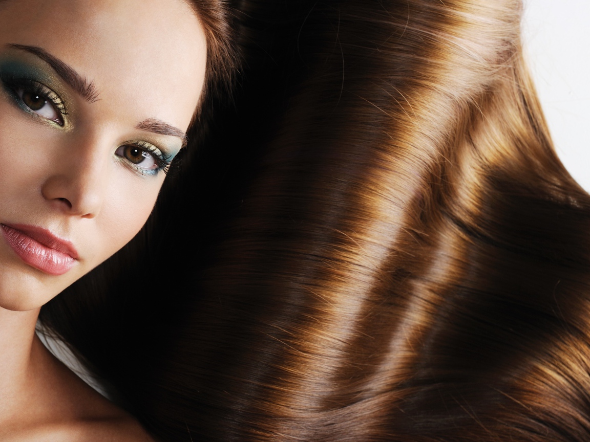 Чистые блестящие волосы красивой девушки 