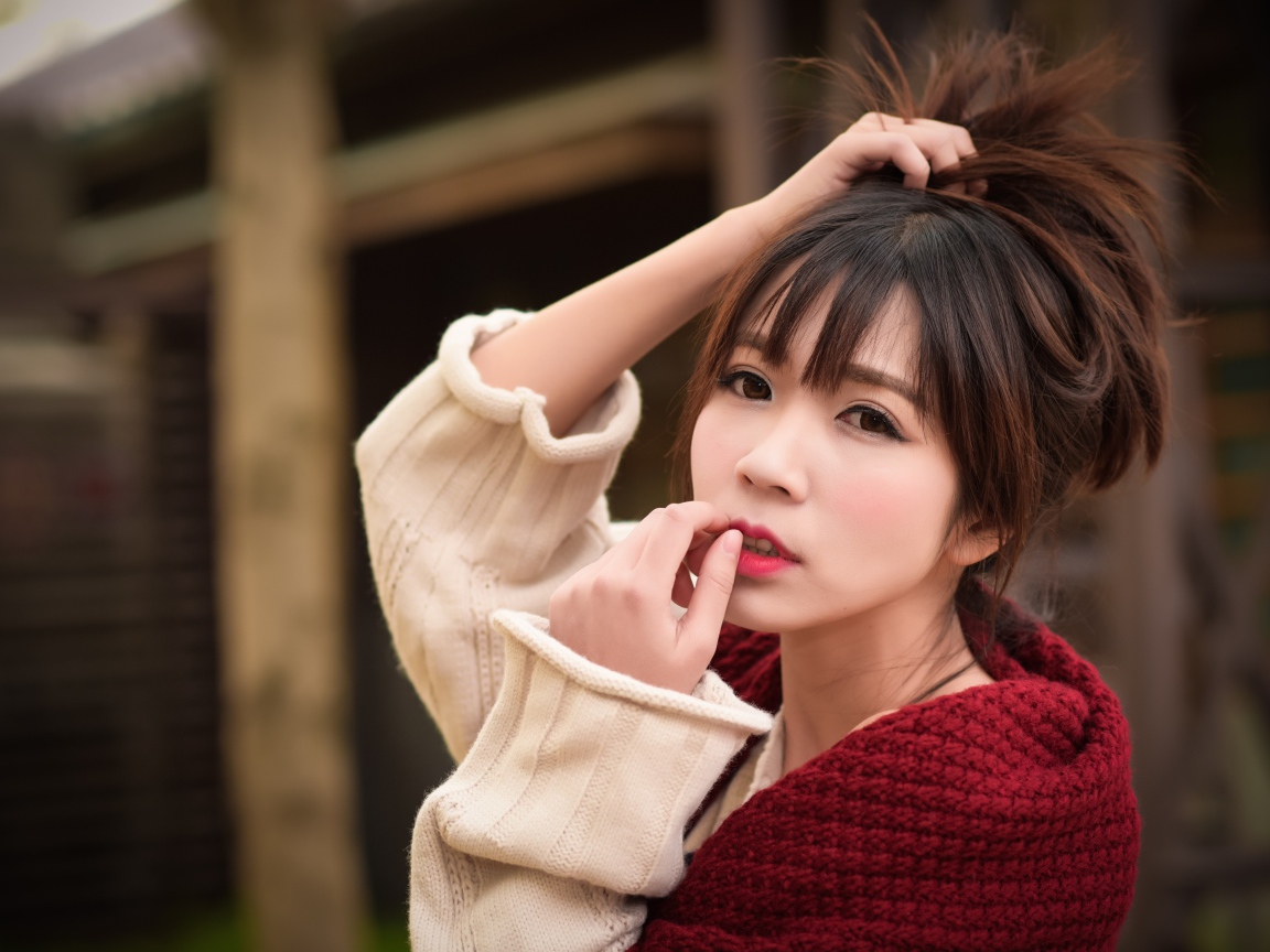 Милая девушка азиатка с рукой в волосах 