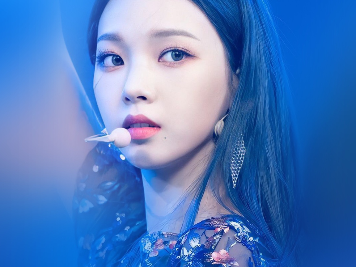 Лицо красивой девушки азиатки с микрофоном 