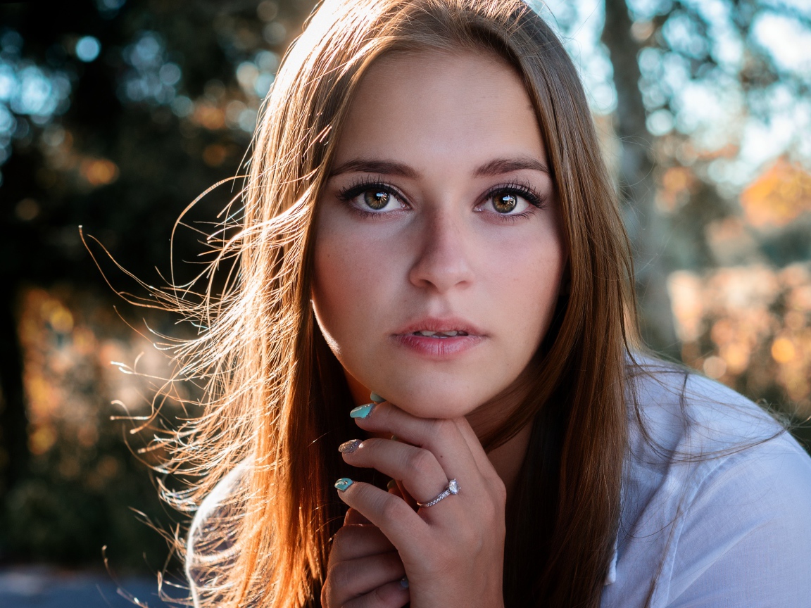 Лицо красивой девушки с большими глазами