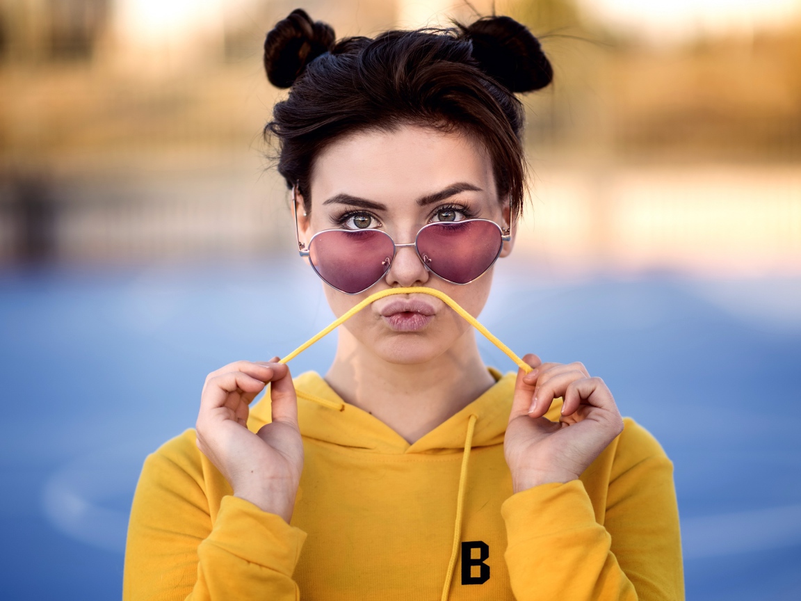 Девушка в очках в желтом худи 