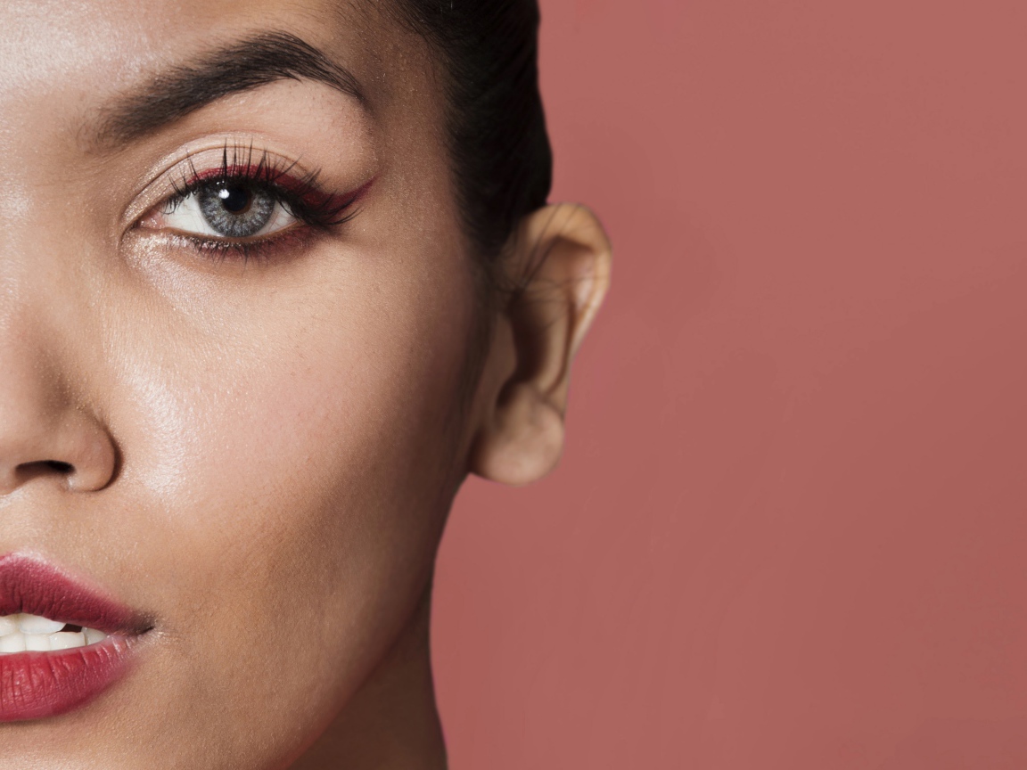 Часть лица голубоглазой женщины 