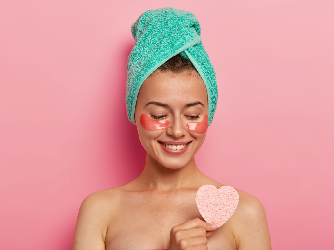 Улыбающаяся девушка с полотенцем на голове после душа