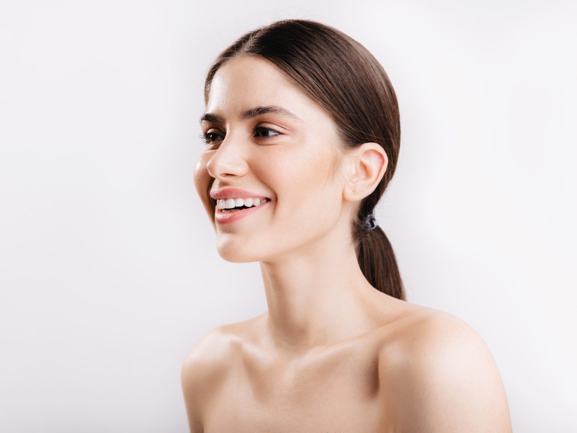 Улыбающаяся настоящая девушка без макияжа