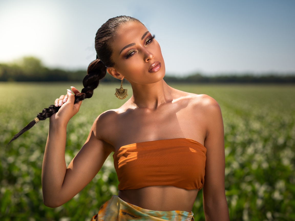 Стильная брюнетка с косой на голове 