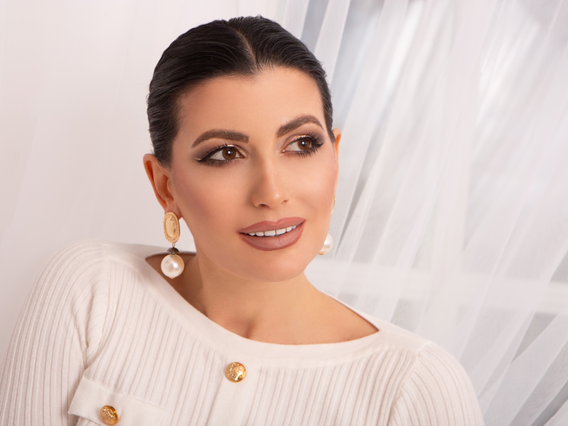 Стильная девушка в белом свитере 