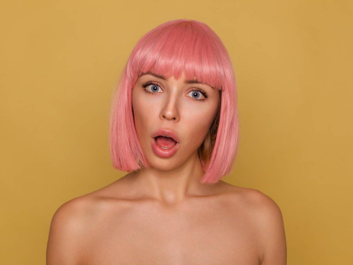 Удивленная девушка с розовыми волосами
