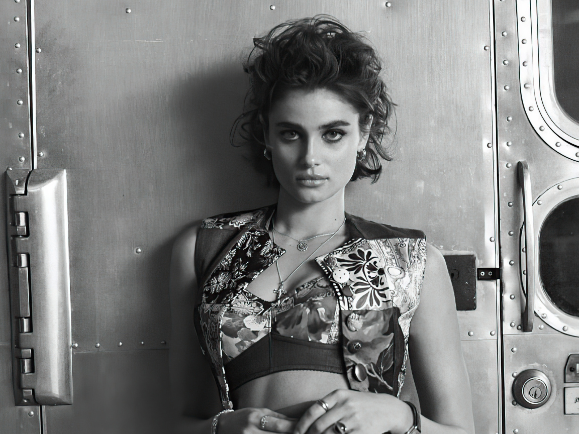 Американская модель Тейлор Хилл черно-белое фото