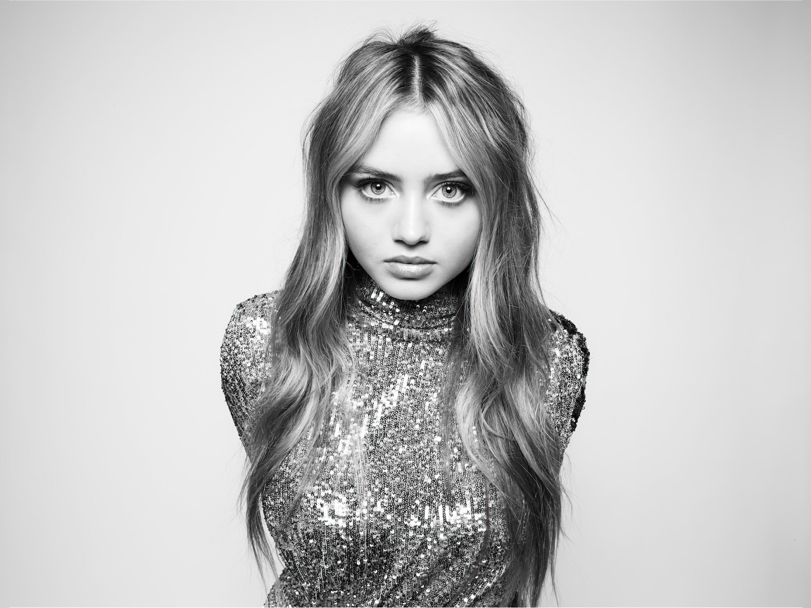 Красивая нежная девушка Лени Клум в блестящем платье