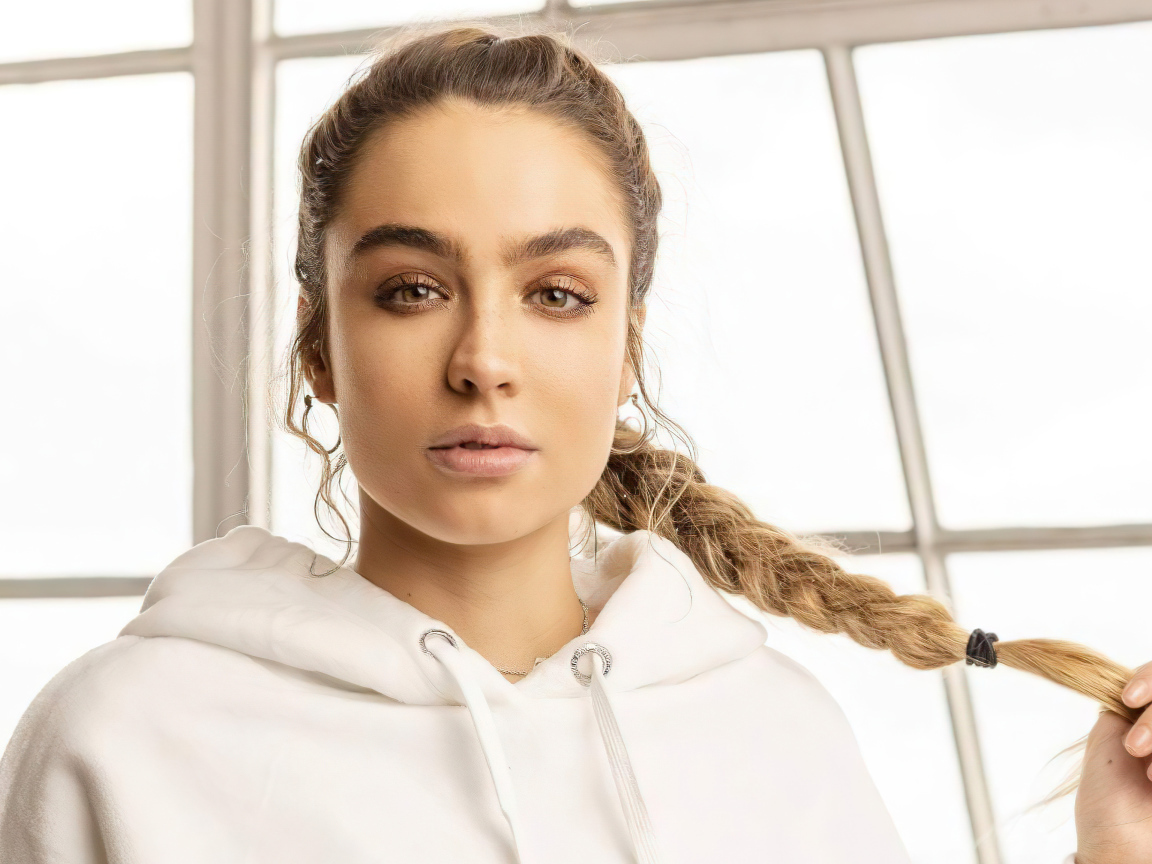 Модель Соммер Рэй в белом худи