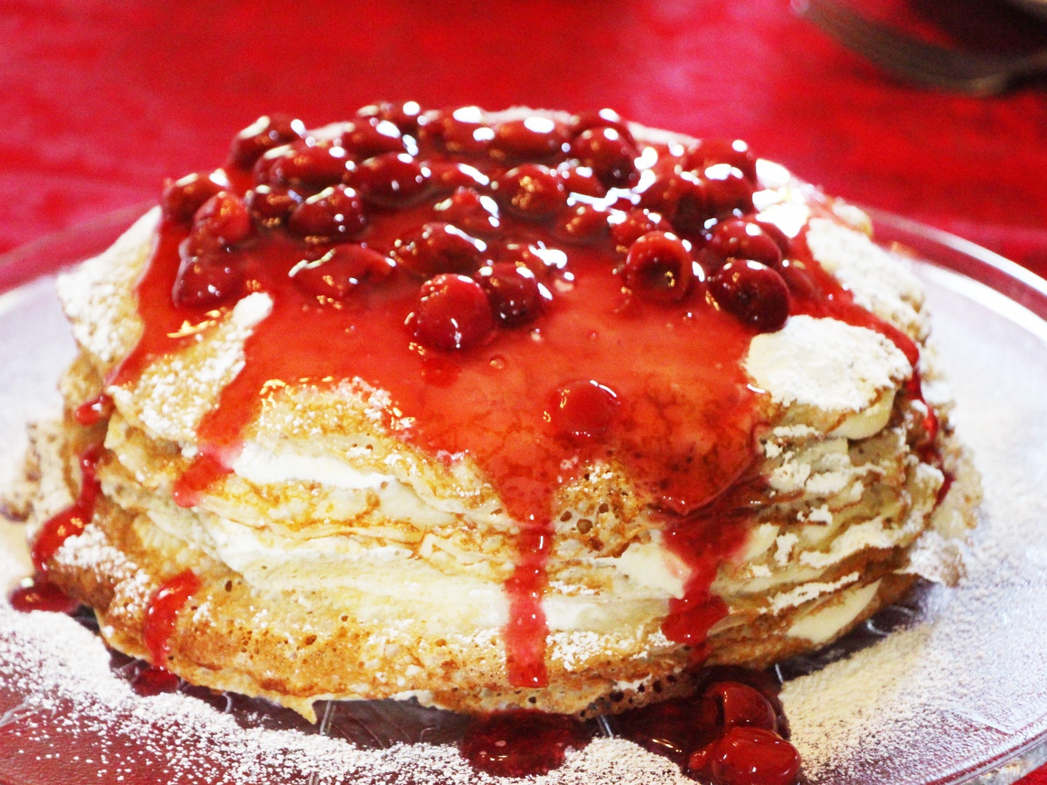 Блинный торт с вишней на праздник Масленица 2021