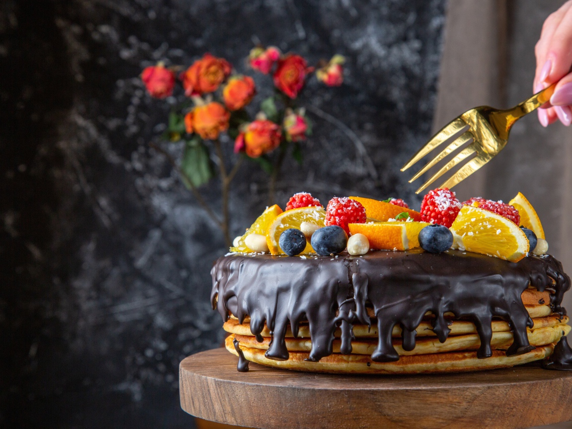 Блинный торт с шоколадом  и ягодами на Масленицу