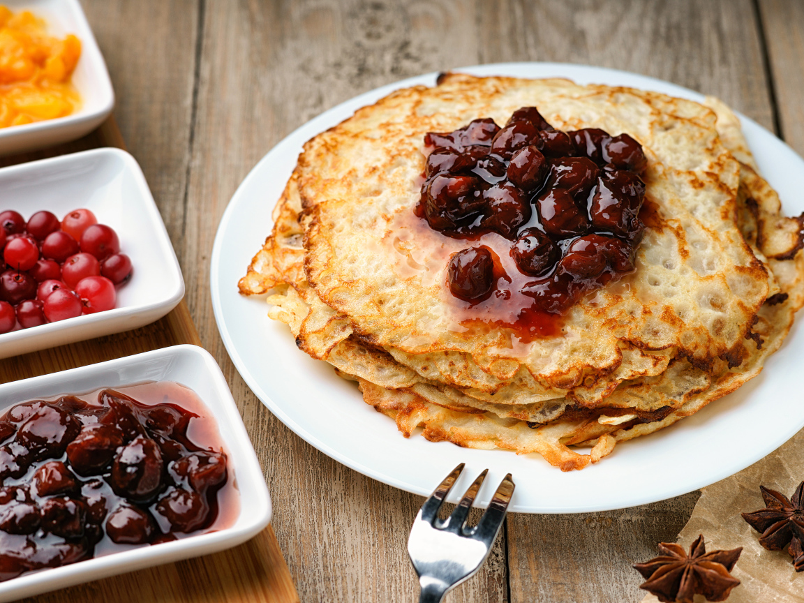 Блины с вишневым вареньем на праздник Масленица
