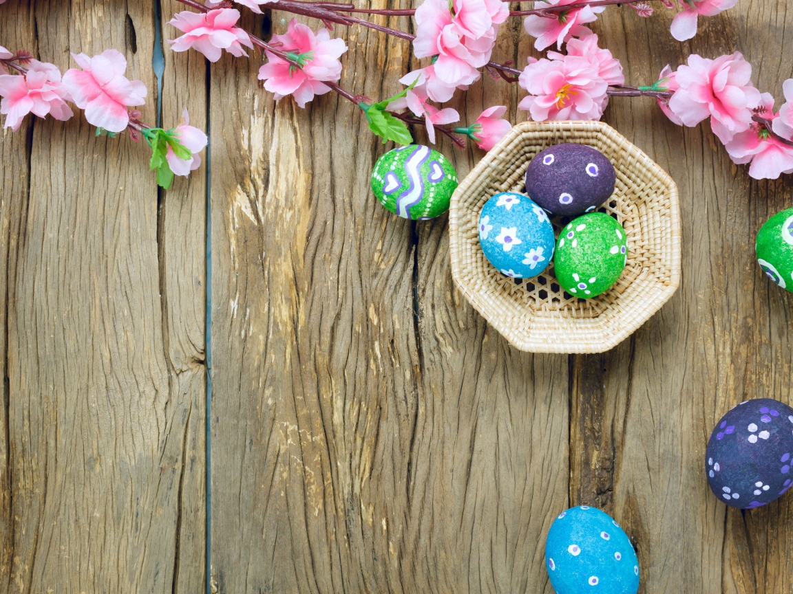 Яркие разноцветные яйца с розовыми цветами на Пасху