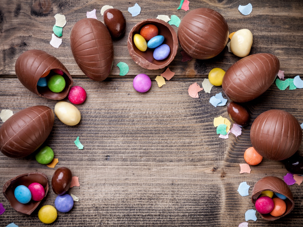 Шоколадные яйца с разноцветными конфетами на Пасху