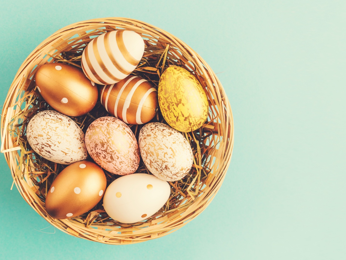 Гнездо с золотистыми крашеными яйцами на Пасху