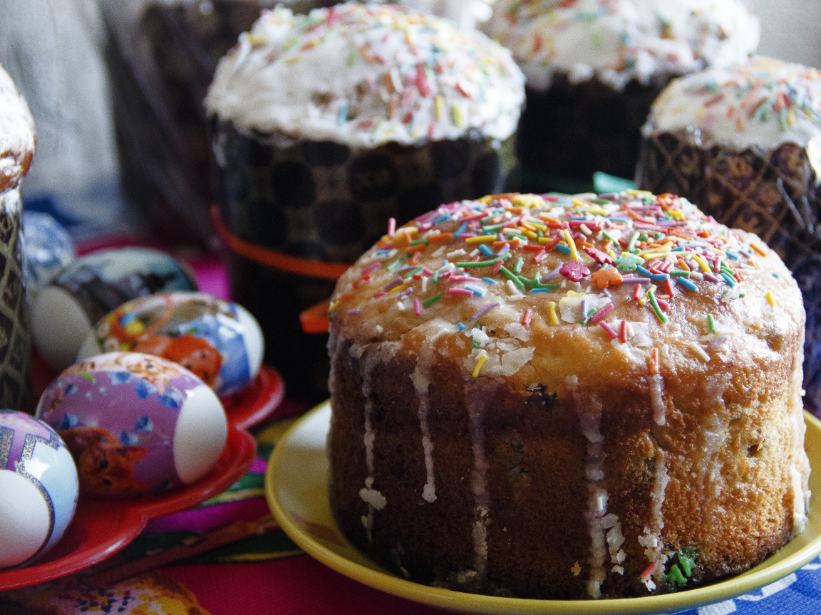 Свежая пасхальная выпечка на столе на праздник