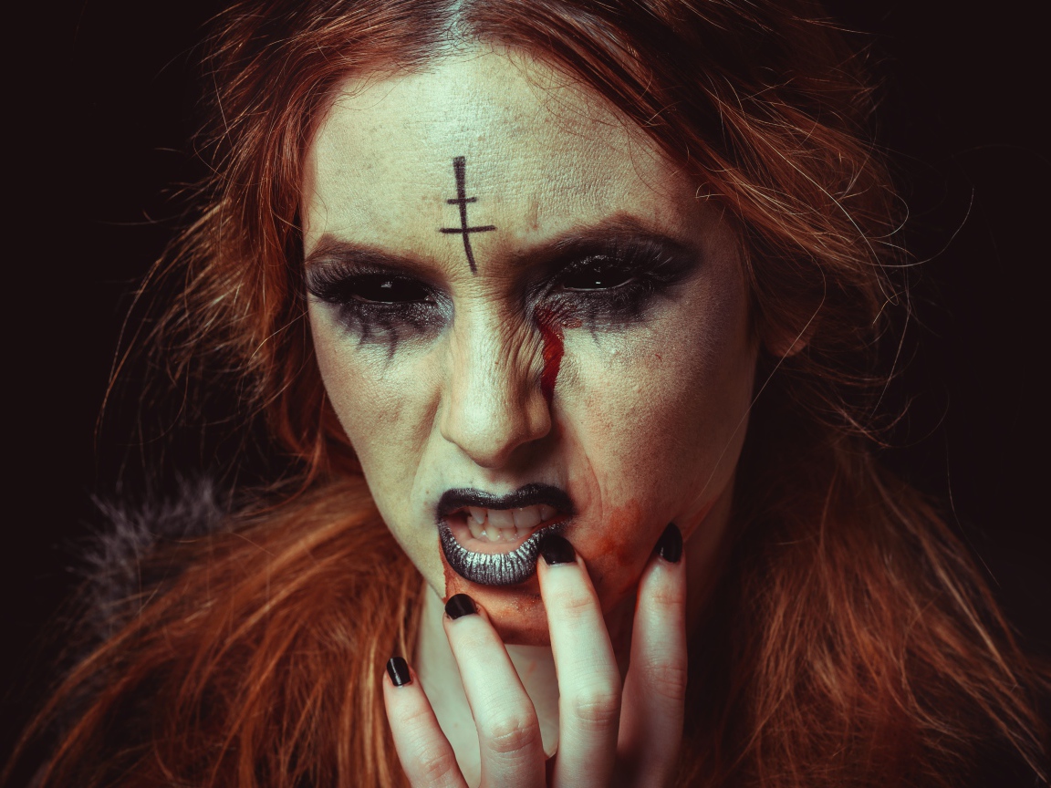 Девушка с гримом на Хэллоуин на черном фоне