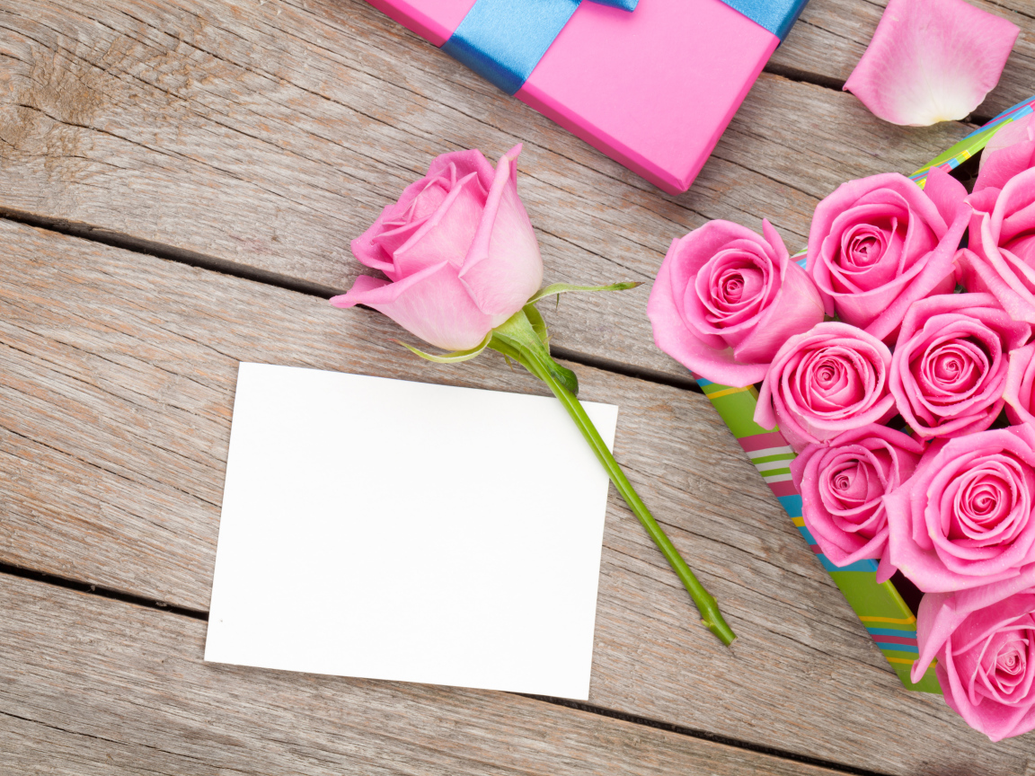 Букет розовых роз и лист бумаги фон для открытки на 8 марта
