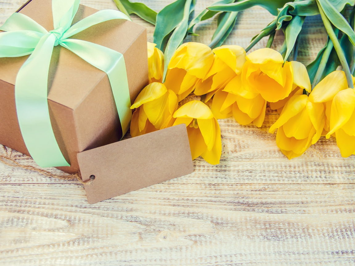 Желтые тюльпаны и подарок для любимой на 8 марта