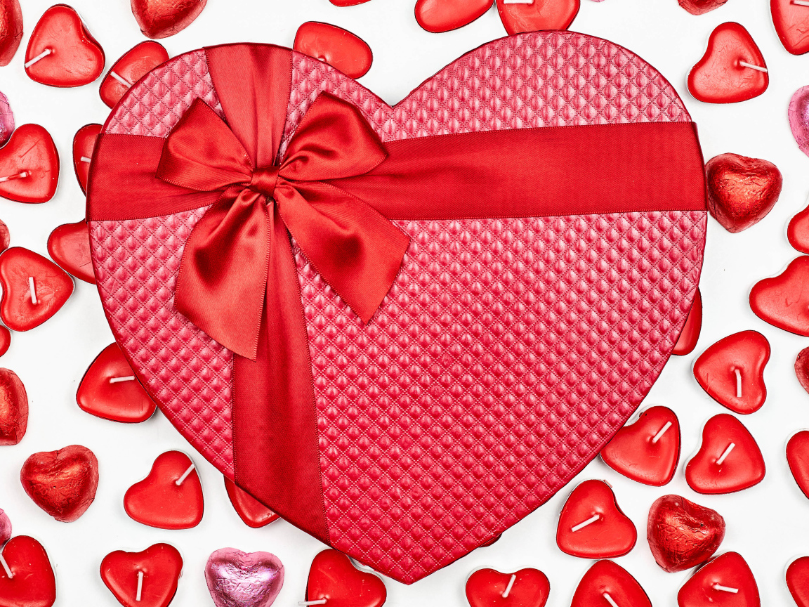 Подарок в форме сердца и свечи подарок на День влюбленных