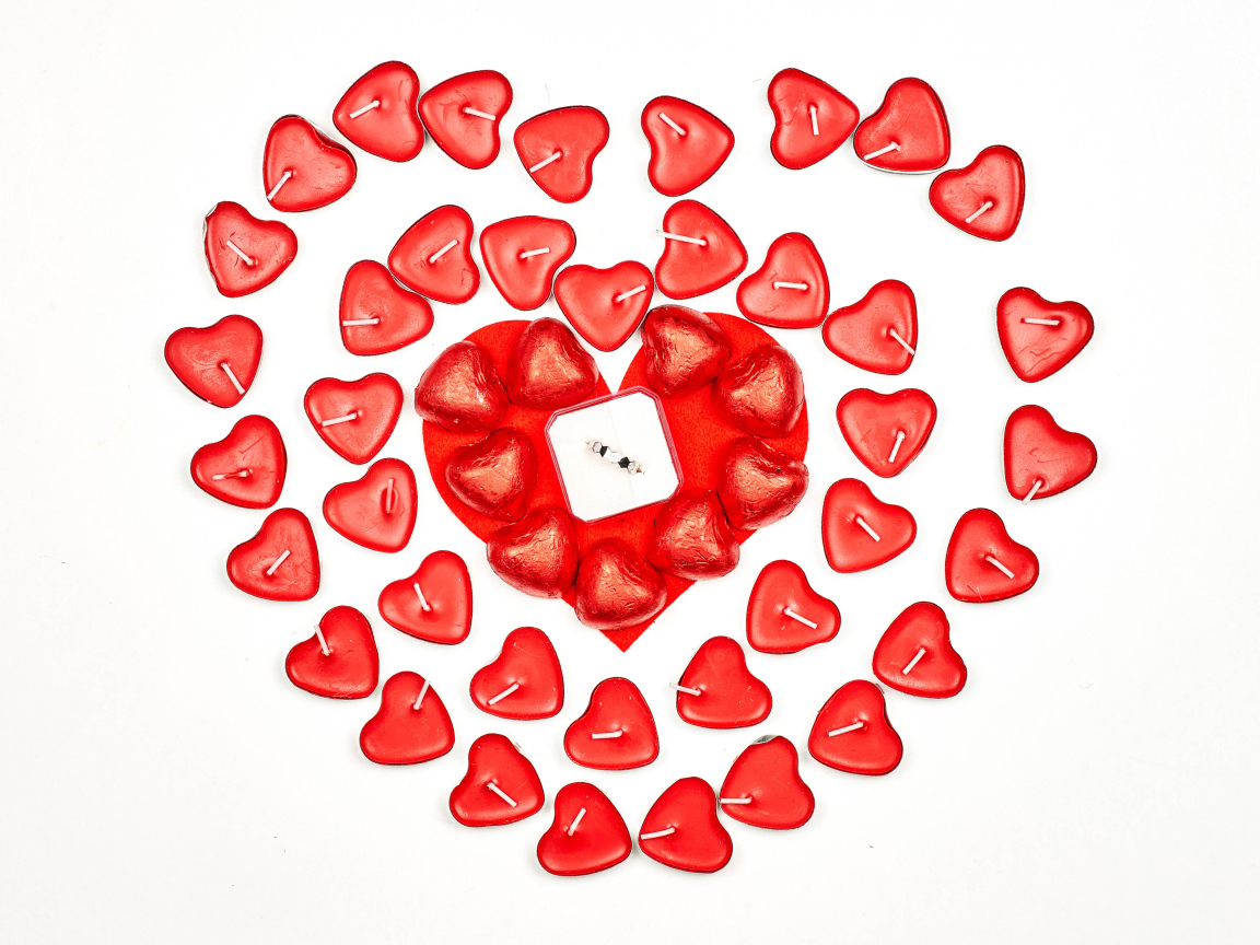 Кольцо для любимой и свечи на белом фоне подарок на День Святого Валентина