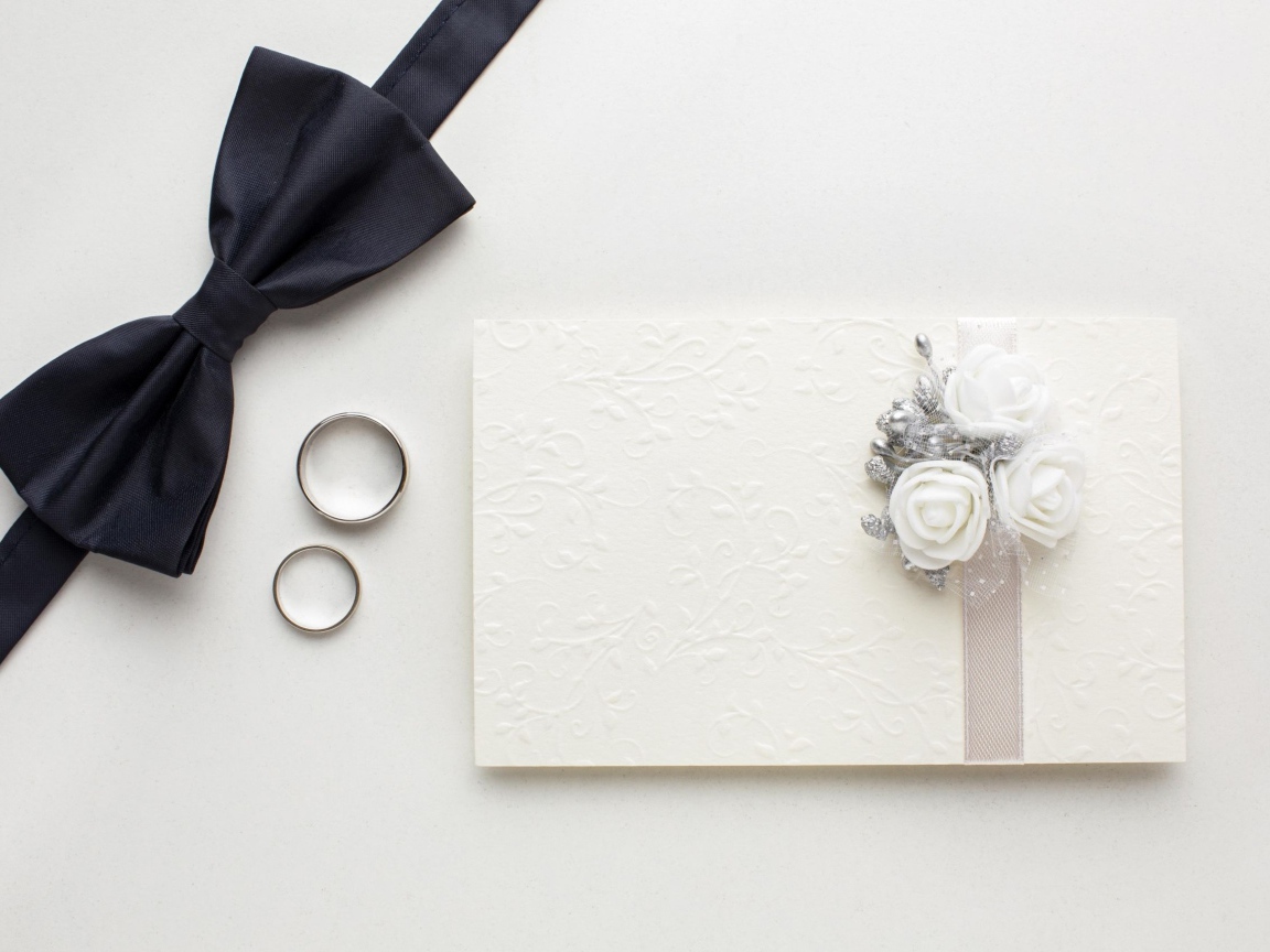 Приглашение на свадьбу, кольца и черная бабочка 