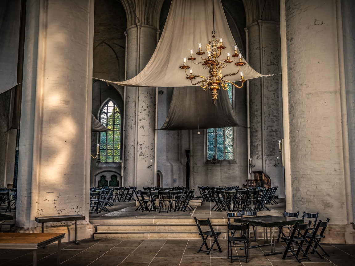 Черные столики в здании церкви