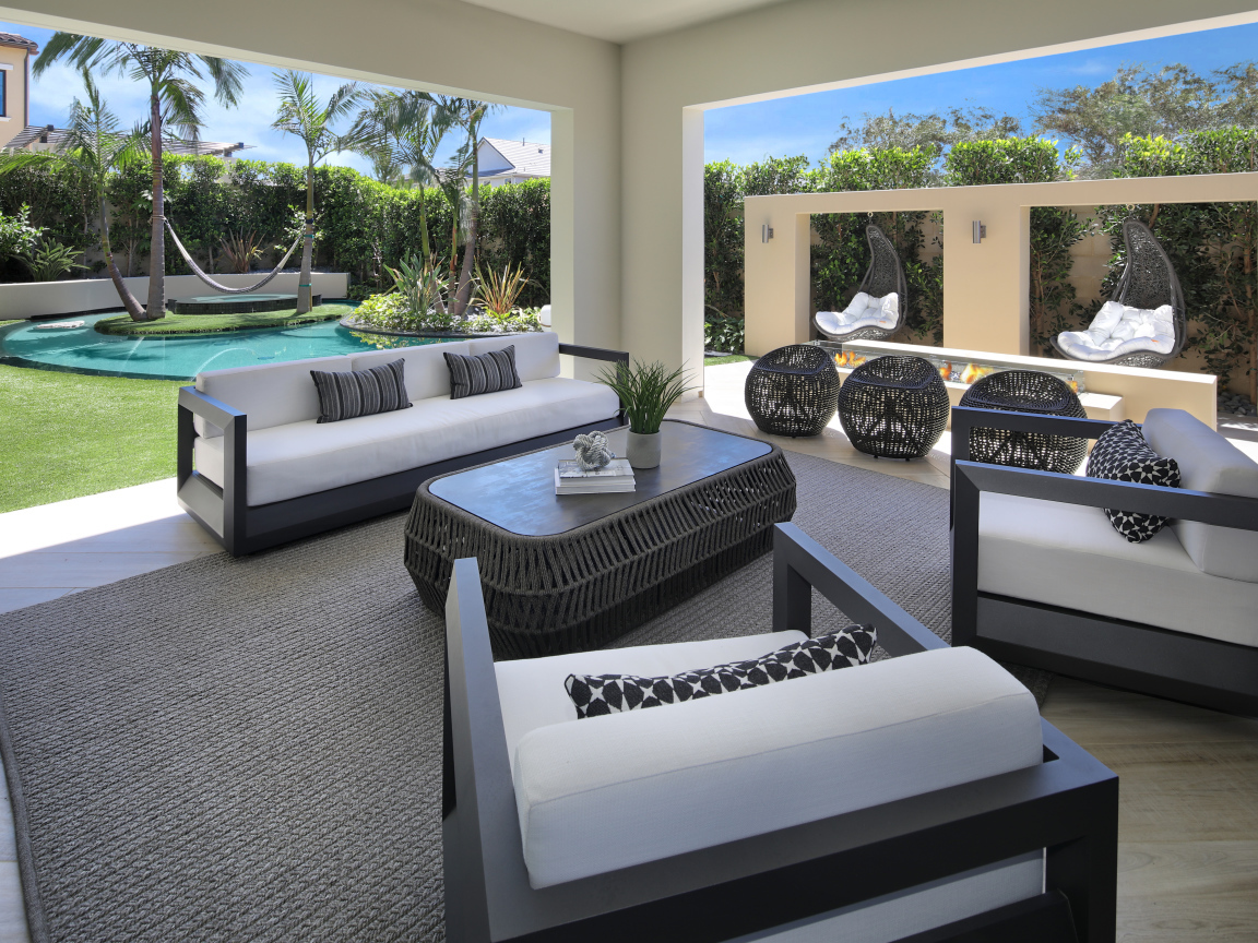 Веранда в доме с красивой мебелью 