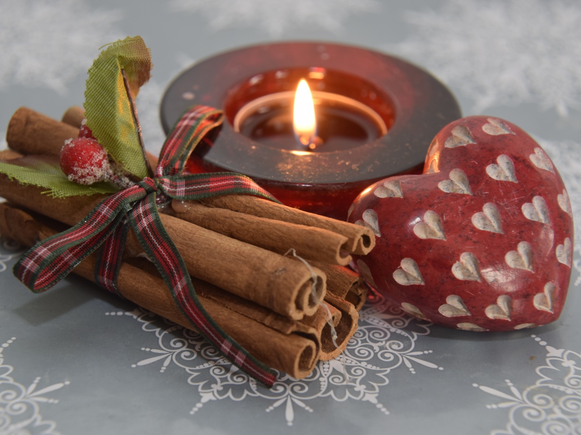 Корица, свеча и сердце на столе 