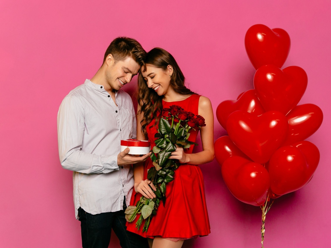Влюбленная пара с воздушными шариками на розовом фоне 