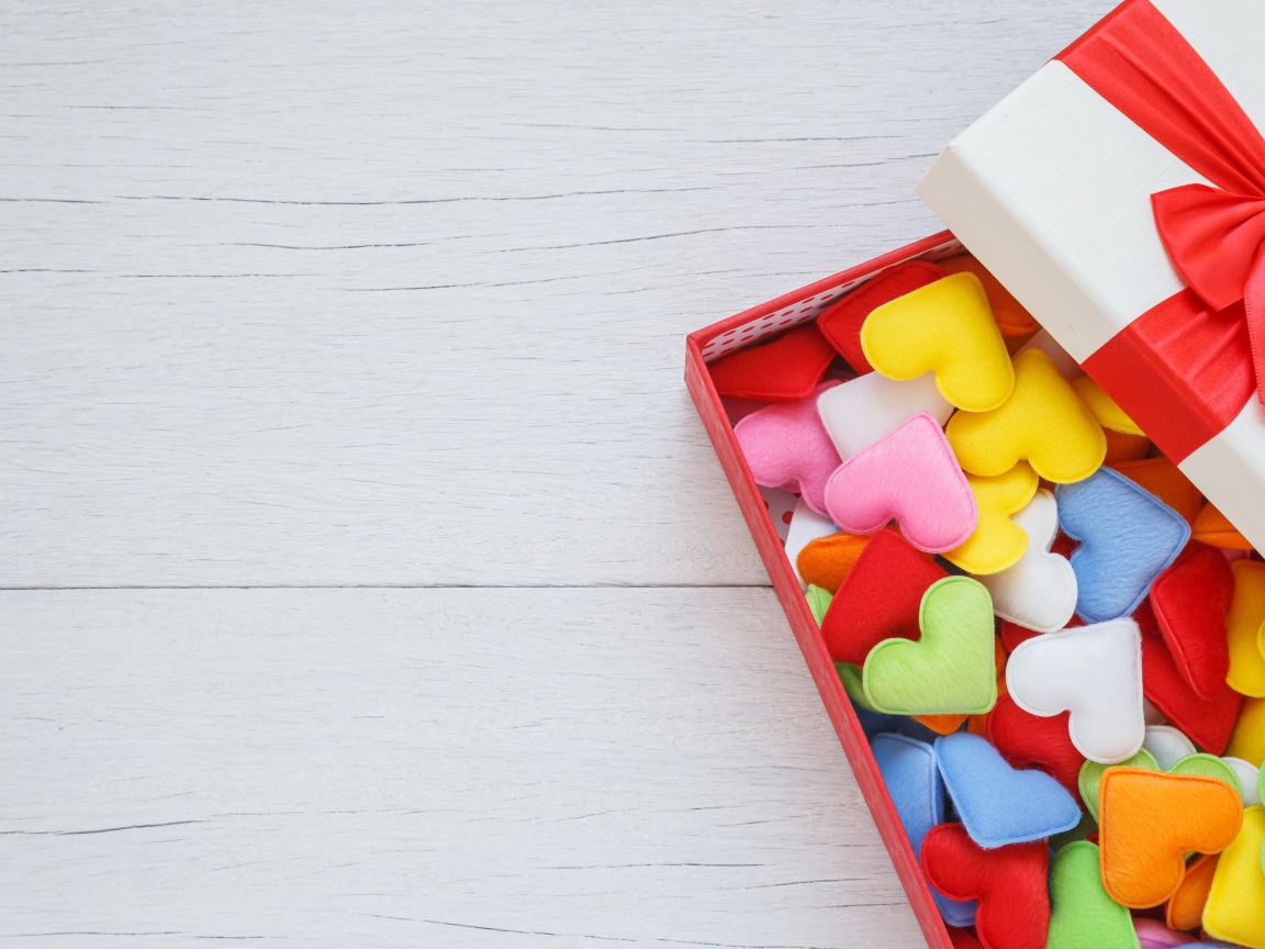 Разноцветные сердечки в коробке с бантом