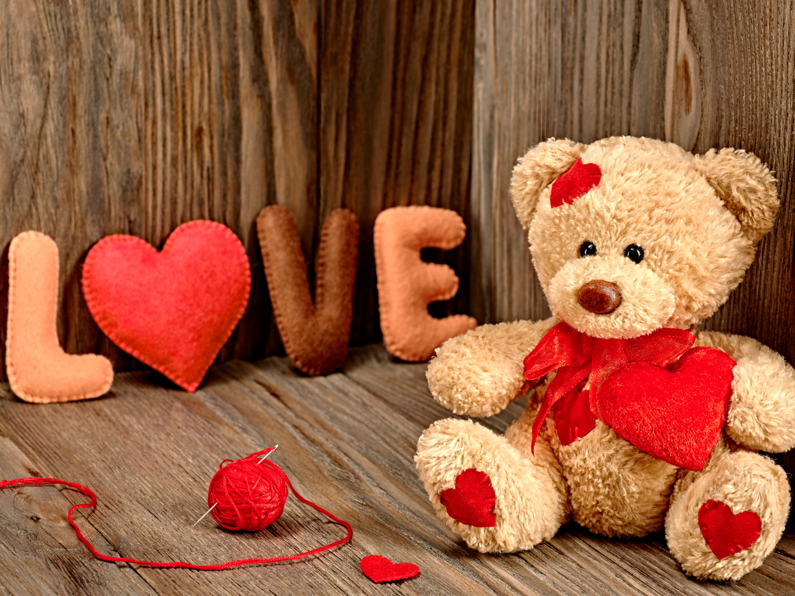 Плюшевый мишка и надпись любовь для девушки