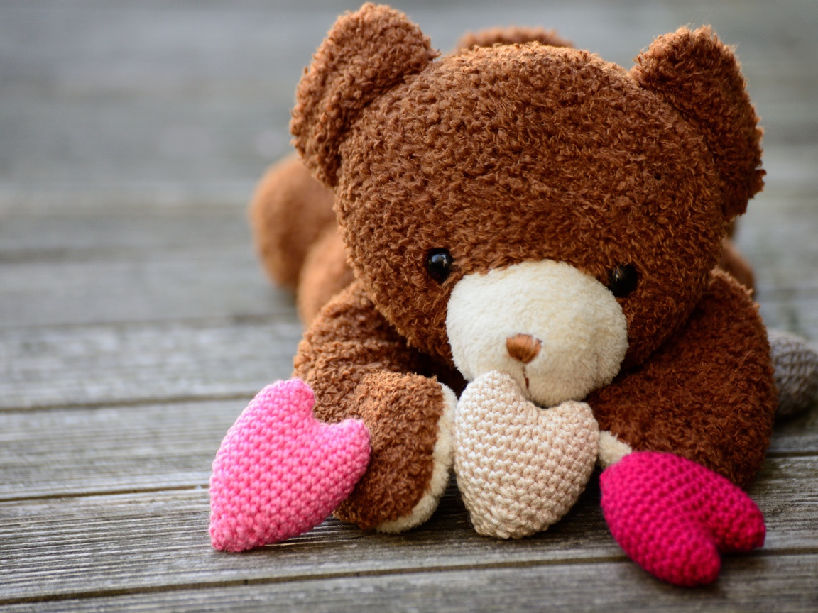 Медвежонок Тедди с вязаными сердечками 
