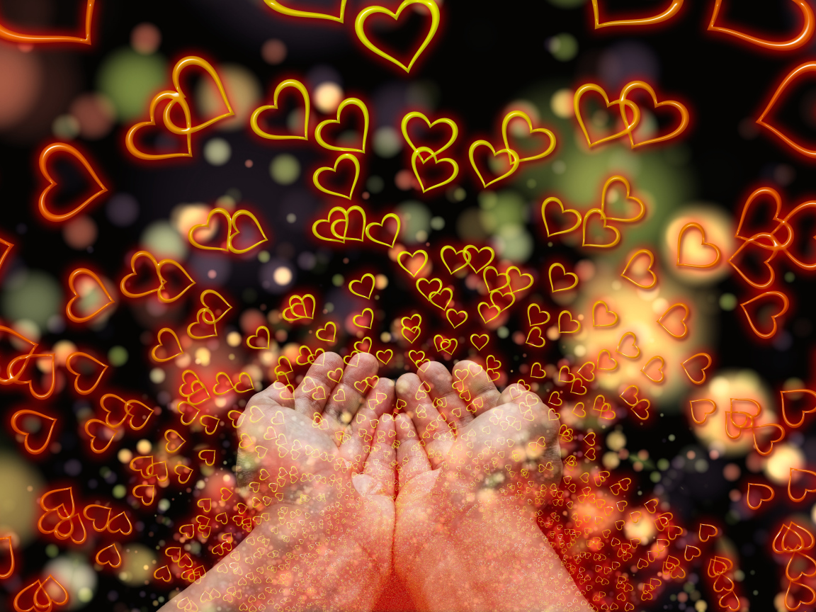 Огненные сердечки в ладонях мужчины 