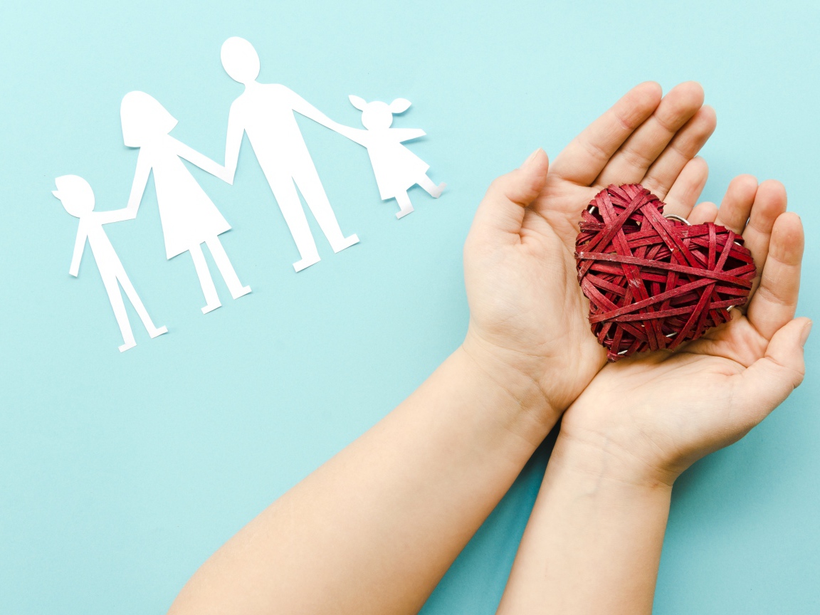 Плетеное сердце в руках на голубом фоне