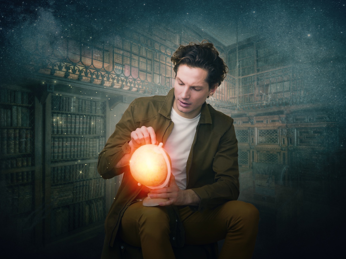 Мужчина в старой библиотеке со светящимся глобусом в руке 