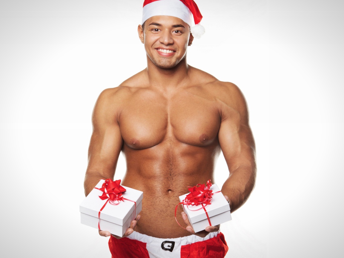 Накаченный мужчина в новогоднем костюме с подарками 