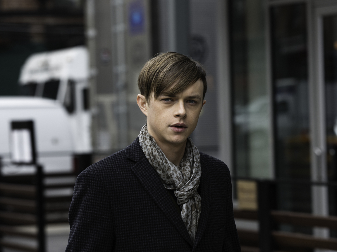 Актер Дэйн Дехаан в черном пальто