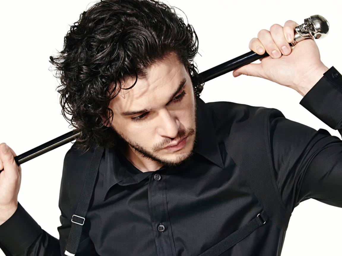 Актер  Кит Харингтон с тростью в руке