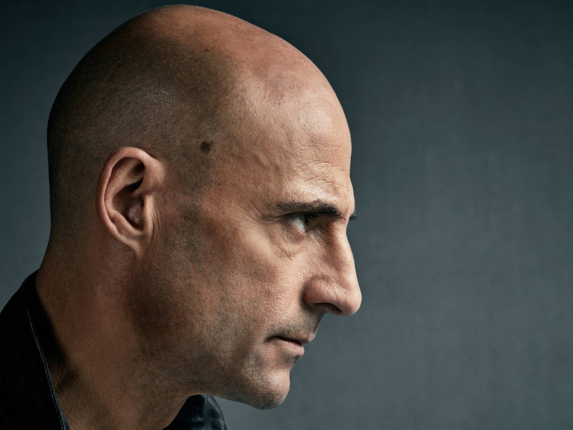 Актер Марк Стронг лицо на сером фоне