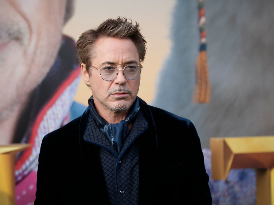 Актер Роберт Дауни-младший в очках