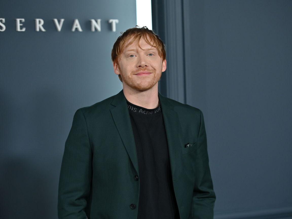 Актер Руперт Гринт на сером фоне